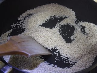 4、自做芝麻酱,一直混，过3-5分钟他会变得有点棕，而且也会淡出芝麻的香味