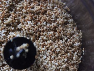 6、自做芝麻酱,放到搅拌机里