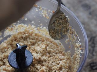 8、自做芝麻酱,常常用勺子把旁边的挤下去