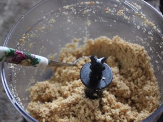 9、自做芝麻酱,一直搅拌，知道差不多变成粉的时候（至少3分钟）