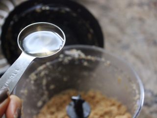 10、自做芝麻酱,加入油，先放三大勺，然后按照你喜欢的细度在加
