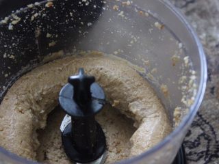 11、自做芝麻酱,加点盐，搅拌，尝一下，接着调