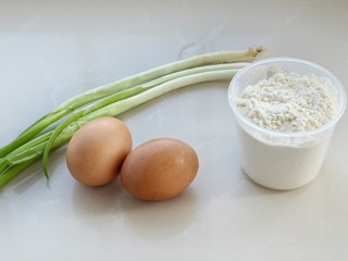 1、葱花鸡蛋饼,准备好所需食材