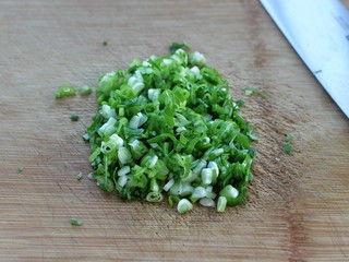 2、葱花鸡蛋饼,香葱洗净切碎备用