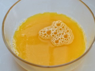 4、葱花鸡蛋饼,再加入温水搅打均匀