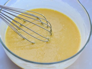 6、葱花鸡蛋饼,搅拌均匀成细腻的面糊。一定不要有面疙瘩，这样摊出的饼皮才会平整