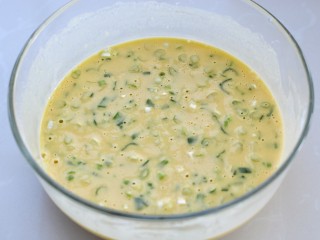 7、葱花鸡蛋饼,再放入切碎的葱花搅拌均匀