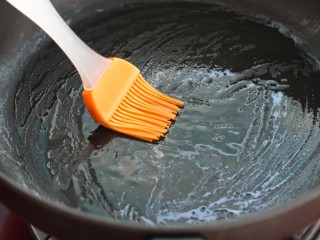 8、葱花鸡蛋饼,平底锅中薄薄的刷一层食用油中火加热