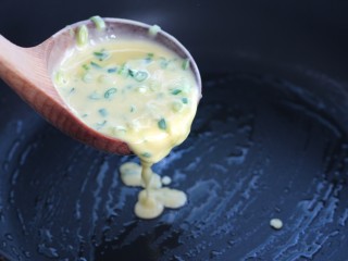 9、葱花鸡蛋饼,然后改成小火，舀一大勺鸡蛋面糊倒入锅中