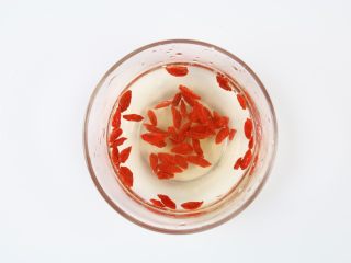 11、银耳莲子燕麦粥,枸杞用水清洗干净,无需浸泡。