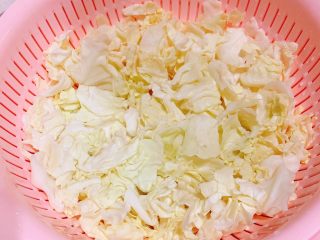 1、包心菜炒瘦肉,包心菜撕开，洗干净沥干