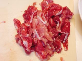3、包心菜炒瘦肉,猪肉洗干净，切片，沥干