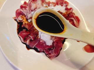 8、包心菜炒瘦肉,放入一勺老抽