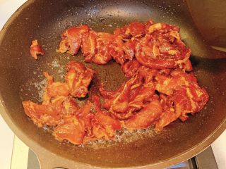 11、包心菜炒瘦肉,放入腌制好的瘦肉翻炒均匀，熟后捞出放盘里待用