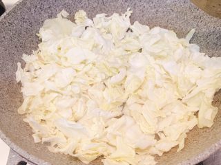 13、包心菜炒瘦肉,放入包心菜