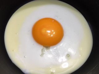 2、夏-青橘烧果子,除了粉之外的材料倒在一起。