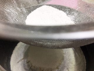 3、夏-青橘烧果子,粉混合，筛粉。