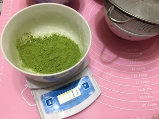 4、夏-青橘烧果子,抹茶粉。10g，这边我的青岚刚好用光了，称下来是11g，考虑损耗，差不多其实。我用的是青岚抹茶，颜色也很美。