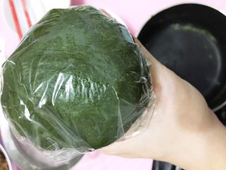 7、夏-青橘烧果子,保鲜膜，包起来。这种抹茶系的都要包好。不然很容易氧化颜色会不美。。