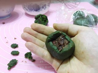 10、夏-青橘烧果子,像包汤团一样包好。