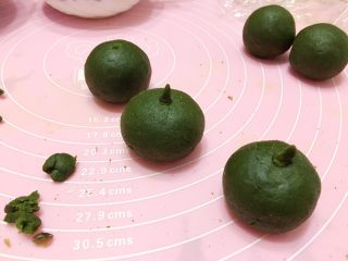 11、夏-青橘烧果子,上面用牙签戳洞，把刚刚留下的小不点搓成长条做炳。。