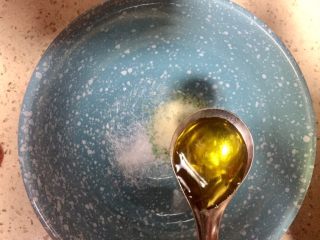 3、#重庆地方特色#重庆麻辣炸酱面,再加入花椒油