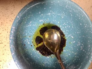 7、#重庆地方特色#重庆麻辣炸酱面,加入一勺葵花油