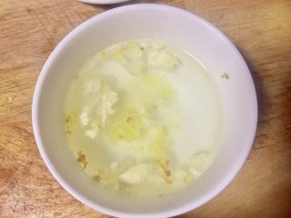 11、#重庆地方特色#重庆麻辣炸酱面,老姜大蒜泥里加入鲜开水，搅拌下调成老姜蒜泥水