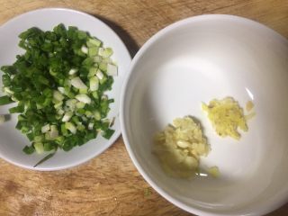 10、#重庆地方特色#重庆麻辣炸酱面,锅里烧水，香葱切葱花，老姜大蒜剁泥