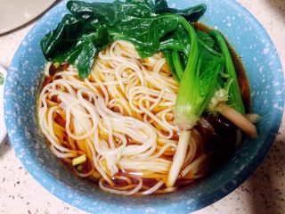 16、#重庆地方特色#重庆麻辣炸酱面,菠菜根据吃的程度一起挑入碗里