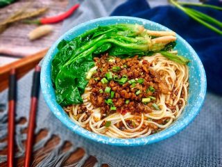 17、#重庆地方特色#重庆麻辣炸酱面,加上适量的炸酱再撒上葱花，早，中，晚餐这样来上一碗也是很知足了