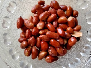 2、宫保鸡丁,炸好的花生米装盘备用