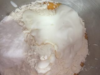 4、口袋面包仔,放入酸奶