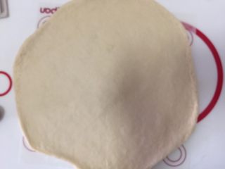 10、口袋面包仔,把面团擀成大片，大概7mm厚度