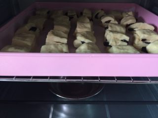 17、口袋面包仔,烤箱进行2发，烤箱发酵功能35度，底下放碗开水，发酵45分钟