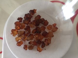 1、滋润养颜雪耳桂圆桃胶糖水,提前一晚上准备好桃胶
