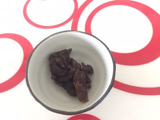 2、滋润养颜雪耳桂圆桃胶糖水,准备好桂圆肉