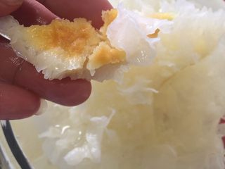 9、滋润养颜雪耳桂圆桃胶糖水,把根部深黄色部分剪掉