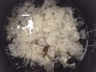 11、滋润养颜雪耳桂圆桃胶糖水,全部一起放进电饭锅煮一个煲汤/粥程序