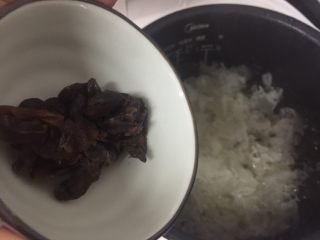 12、滋润养颜雪耳桂圆桃胶糖水,煲汤/粥程序倒数时间20分钟时加入桂圆肉