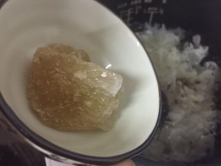13、滋润养颜雪耳桂圆桃胶糖水,煲汤/粥程序倒数时间5分钟时，加入冰糖，煮至程序结束即可
