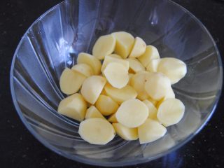 4、迷迭香辣土豆,放入干净的大碗内