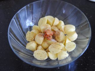 5、迷迭香辣土豆,放入黑胡椒粉,辣椒粉,盐,迷迭香