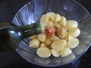 6、迷迭香辣土豆,倒入橄榄油