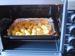 11、迷迭香辣土豆,烤箱190度预热,放入烤箱中层