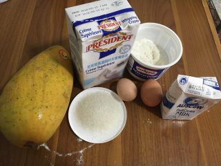 1、小熊千层,准备好所有食材,(黄油装容器隔水融化去了,没上镜)