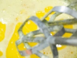 3、小熊千层,用电动打蛋器搅拌均匀(一般有三五圈就足够了).再倒入溶化的黄油搅拌1-2圈.千层糊就这样做好了,接下来就是要把千层糊过筛,让糊更细腻!!!