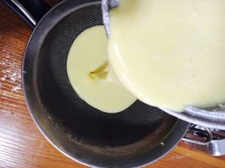 4、小熊千层,过筛网准备.有的人只过滤一次,有的人喜欢过滤多次,我过滤了四次,这样的千层糊看着就是非常细腻且没有气泡.