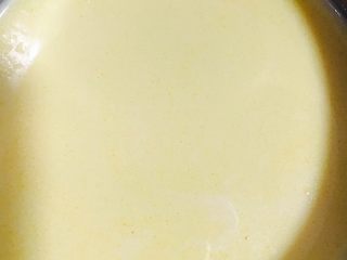 7、小熊千层,准备一口平底不沾锅,让住哦,一定要不沾锅,锅里无需放油,倒入一层过滤好的蛋糊,摇晃均匀