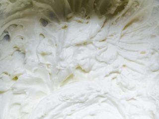 11、小熊千层,淡奶油打发至冒小尖角的状态.